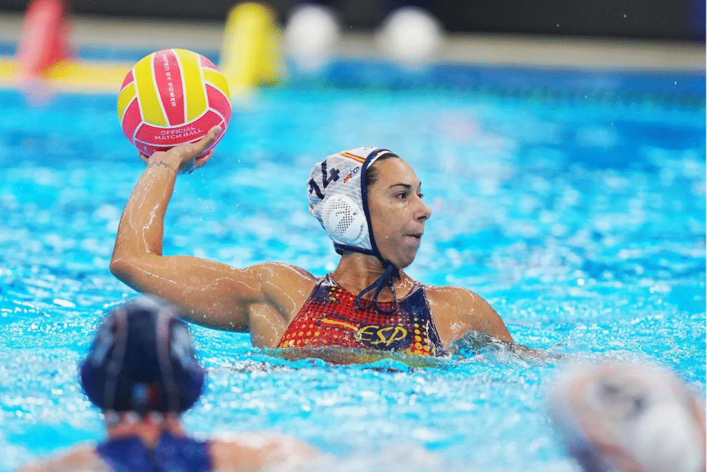España (F) continua con paso firme en la competición de waterpolo femenino, derrota a Francia (23-6).